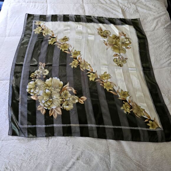 Ladies Scarf 39x40 Excellent Condition! - Picture 2 of 4